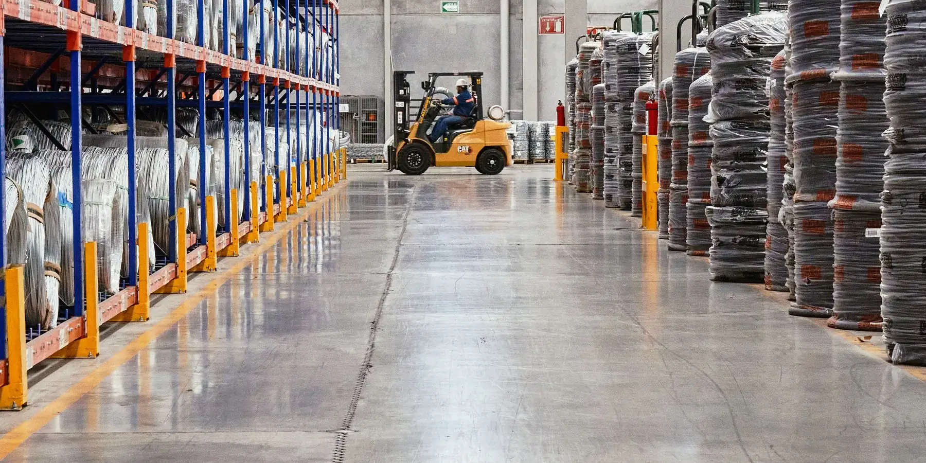 Montacargas trabajando en el pasillo de un almacén industrial