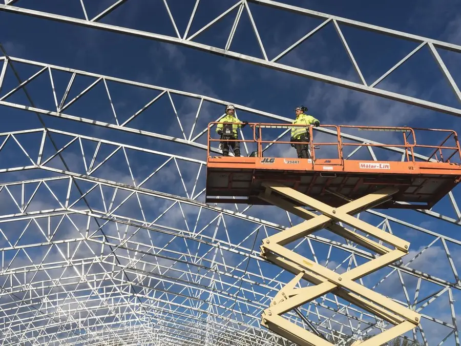 Plataforma de tijera bajo una estructura metálica