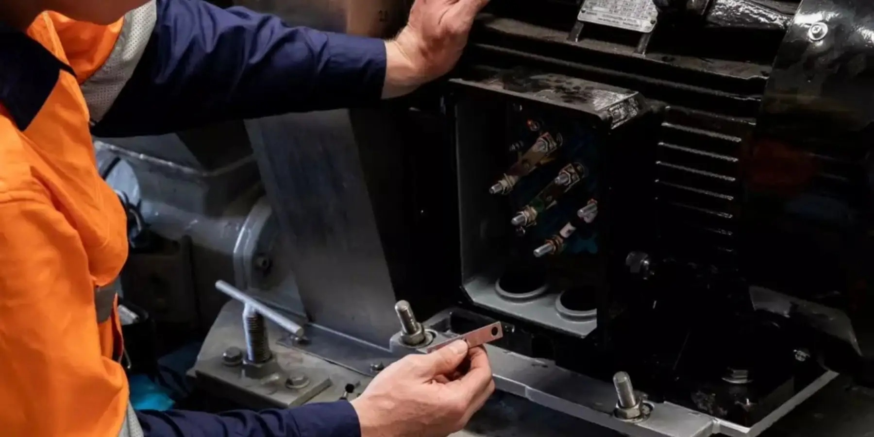 Técnico reparando un motor industrial con su caja de herramientas